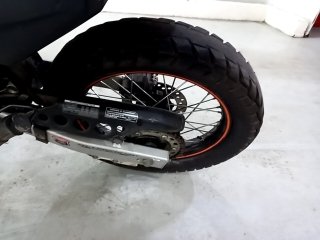 HONDA XRE 300 ABS Pneu traseiro esq.