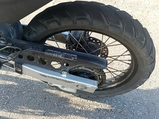 HONDA XRE 300 ABS Pneu traseiro esq.