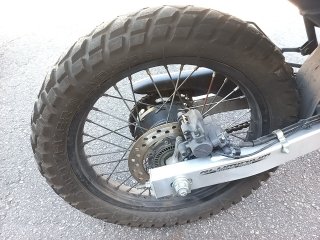 HONDA XRE 300 ABS Pneu traseiro esq.