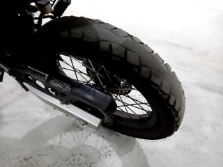HONDA XRE 300 ABS Pneu traseiro esq.