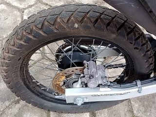 HONDA XRE 300 ABS Pneu traseiro esq.