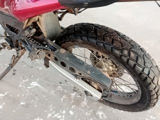 HONDA XRE 300 Pneu traseiro esq.