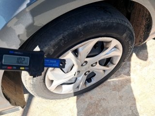 HYUNDAI HB20 10M SENSE Pneu dianteiro esq.
