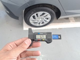 HYUNDAI HB20 10M SENSE Pneu traseiro esq.