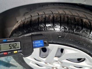 HYUNDAI HB20 10M SENSE Pneu traseiro esq.