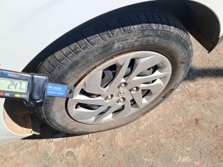 HYUNDAI HB20 10M SENSE Pneu traseiro esq.