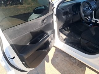 HYUNDAI HB20 10M SENSE Porta e interior motorista