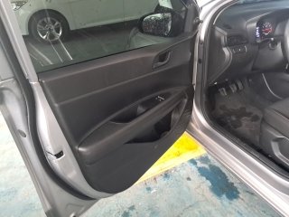 HYUNDAI HB20 10M SENSE Porta e interior motorista