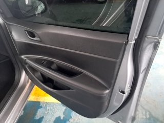 HYUNDAI HB20 10M SENSE Porta e interior passageiro