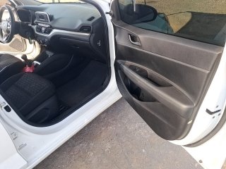 HYUNDAI HB20 10M SENSE Porta e interior passageiro
