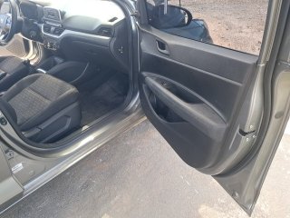 HYUNDAI HB20 10M SENSE Porta e interior passageiro