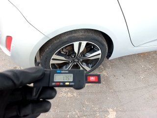 HYUNDAI VELOSTER Pneu traseiro dir.