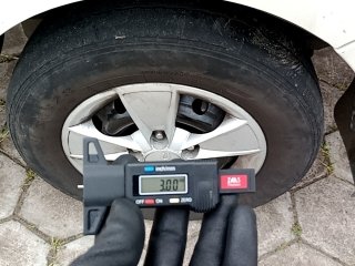 JAC V260  Pneu dianteiro esq.