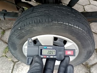 JAC V260  Pneu traseiro esq.