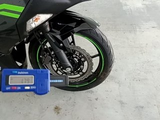 KAWASAKI NINJA 400 Pneu dianteiro dir.