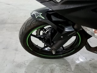 KAWASAKI NINJA 400 Pneu dianteiro esq.