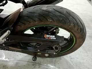 KAWASAKI NINJA 400 Pneu traseiro esq.