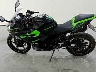 KAWASAKI NINJA 400 Porta e interior motorista