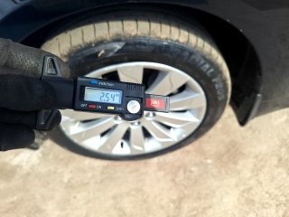 KIA CADENZA EX3.5LV6 Pneu dianteiro esq.