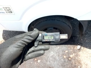 KIA K2500 HD Pneu dianteiro esq.