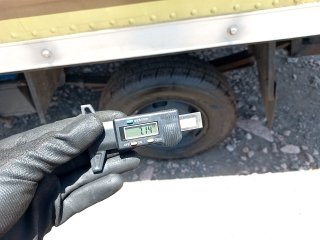 KIA K2500 HD Pneu traseiro esq.