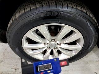 KIA SORENTO EX2 2.4G25 Pneu dianteiro esq.