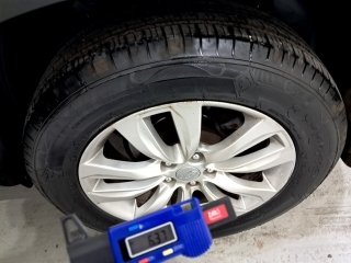 KIA SORENTO EX2 2.4G25 Pneu traseiro esq.