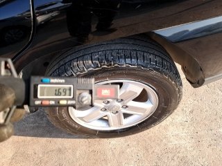 KIA SPORTAGE LX2 2.0G2 Pneu traseiro esq.