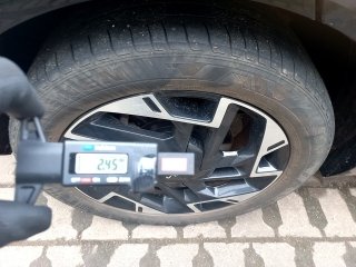KIA SPORTAGE TMHEV EXP Pneu traseiro dir.