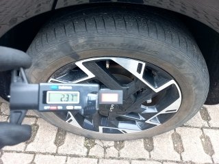 KIA SPORTAGE TMHEV EXP Pneu traseiro esq.