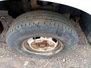 KIA UK2500 HD SC Pneu dianteiro dir.