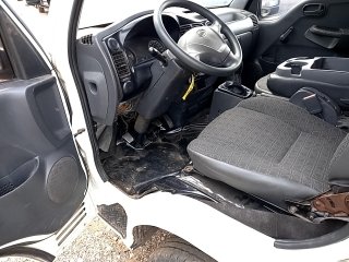 KIA UK2500 HD SC Porta e interior motorista