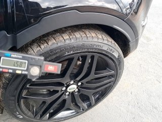 LR EVOQUE DYNAMIC 5D Pneu traseiro esq.