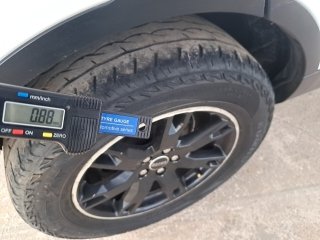 LR EVOQUE PURE P5D Pneu traseiro dir.