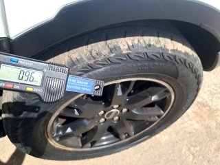 LR EVOQUE PURE P5D Pneu traseiro esq.