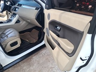 LR EVOQUE PURE P5D Porta e interior passageiro