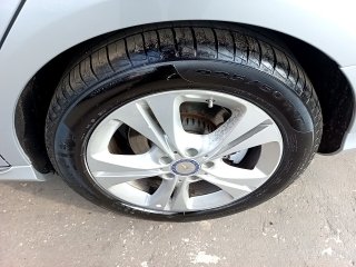 M.BENZ C180FF Pneu traseiro esq.