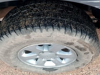 MMC L200 OUTDOOR Pneu traseiro dir.
