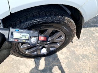 MMC PAJERO TR4 FL 2WD HP Pneu traseiro esq.