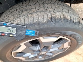 NISSAN FRONTIER PLT Pneu traseiro esq.