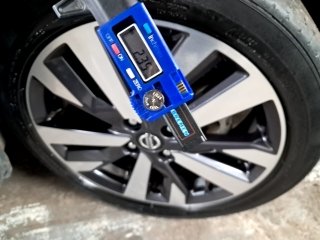 NISSAN VERSA EXCL CVT Pneu dianteiro dir.