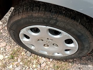 PEUGEOT 206 14 PRESEN FX Pneu traseiro dir.