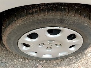 PEUGEOT 206 14 PRESEN FX Pneu traseiro esq.