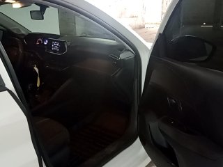 PEUGEOT 208 LIKE PK MT Porta e interior passageiro