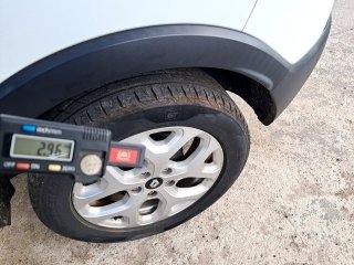 RENAULT CAPTUR ZEN 16A Pneu traseiro esq.