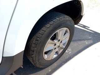 RENAULT DUSTER 16 A CVT Pneu traseiro esq.