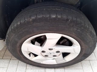 RENAULT DUSTER 16 D 4X2 Pneu dianteiro dir.