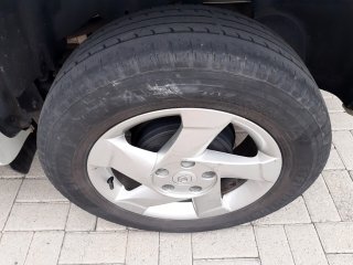 RENAULT DUSTER 16 D 4X2 Pneu traseiro esq.