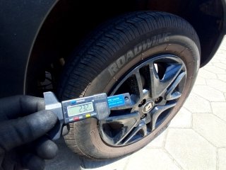 RENAULT KWID OUTSID 10MT Pneu traseiro esq.