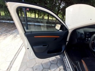 RENAULT KWID OUTSID 10MT Porta e interior motorista